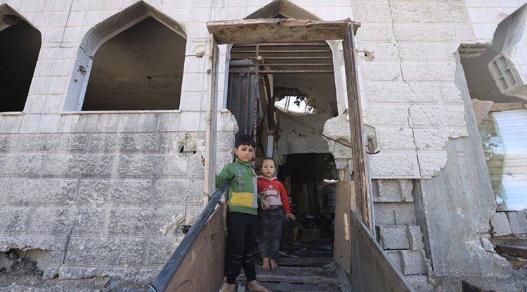 Cibaliya’daki yıkılmış camide hayata tutunuyorlar