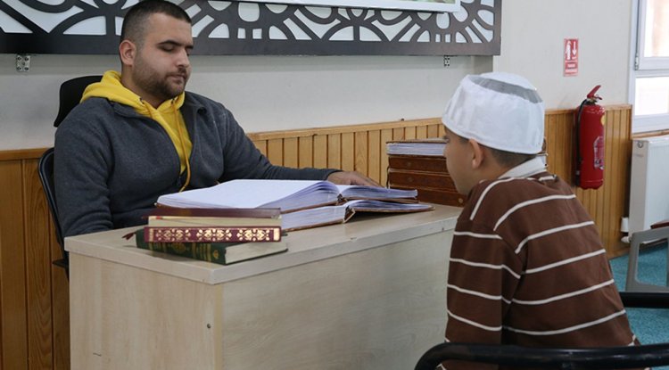 Görme engelli hafız, öğrencileri Kur'an'la tanıştırıyor