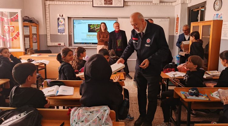 Isparta'da öğrencilere Kur'an hediye edildi