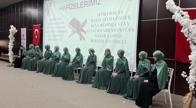 Ardeşen'de hafızlara taçlarını velileri giydirdi