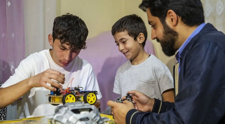 Teknoloji meraklısı imamla genç, kumandalı mini araba üretti