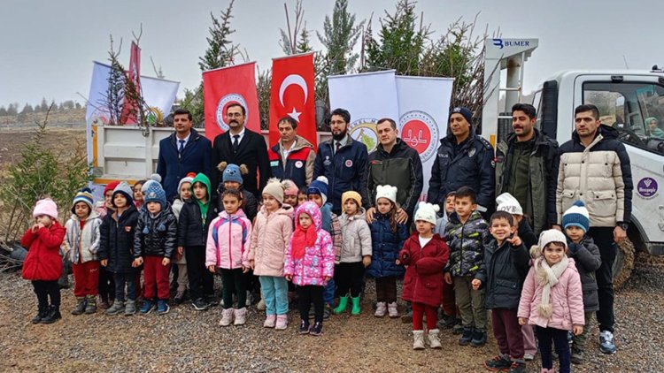 Arapgir'de minikler, fidan dikme etkinliğinde buluştu
