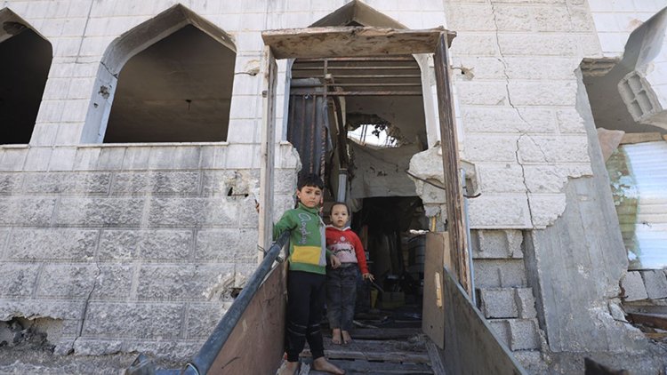 Cibaliya’daki yıkılmış camide hayata tutunuyorlar