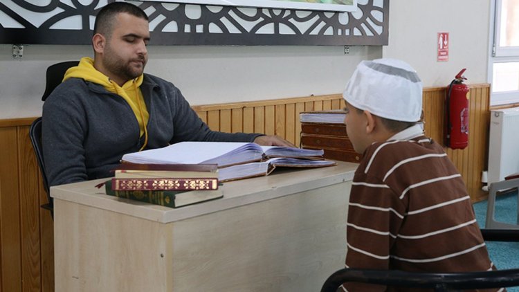 Görme engelli hafız, öğrencileri Kur'an'la tanıştırıyor
