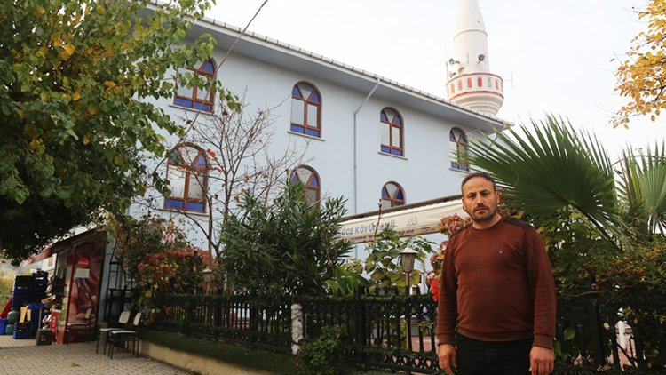 Görev yaptığı caminin çevresini ve köyü çiçeklerle donattı