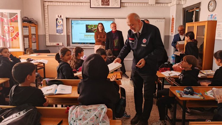 Isparta'da öğrencilere Kur'an hediye edildi
