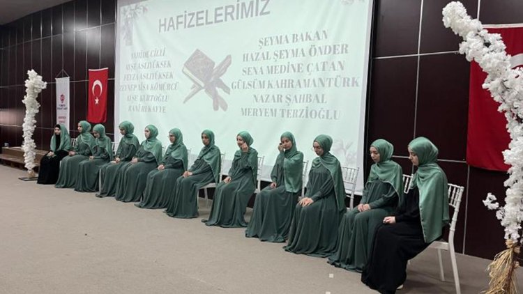 Ardeşen'de hafızlara taçlarını velileri giydirdi