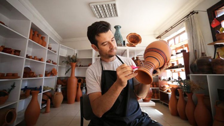 Din görevlisi Çetin, zikirle çömlek sanatını geleceğe aktarıyor