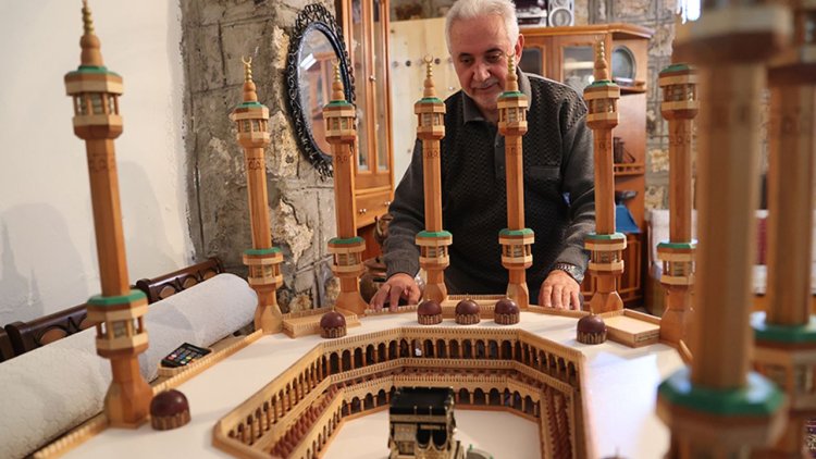 Atıkları sanat eserine dönüştürüyor