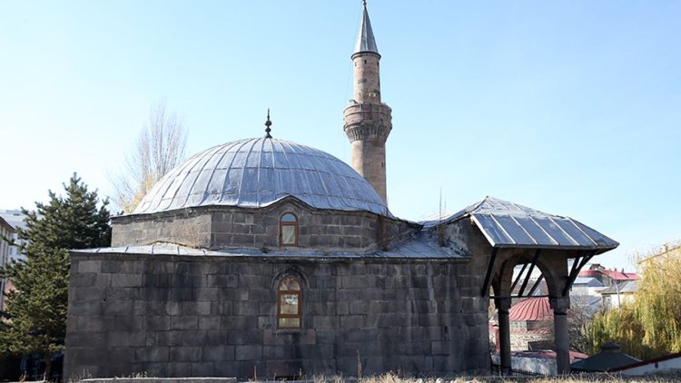 Erzurum'daki Şeyhler Camii minaresindeki güneş saatiyle dikkati çekiyor